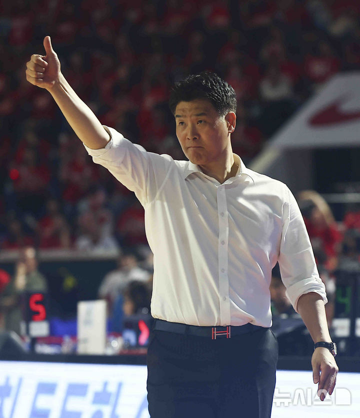 [서울=뉴시스] 김근수 기자 = 7일 잠실학생체육관에서 열린 2024-2025 KBL 챔피언결정전 2차전 창원 LG 대 서울 SK 경기, LG 조상현 감독이 LG 공격이 성공하자 기뻐하고 있다.&nbsp; 2025.05.07. ks@newsis.com