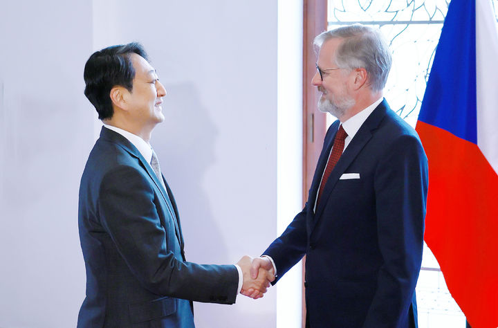 [서울=뉴시스] 홍효식 기자 = 안덕근 산업통상자원부 장관이 7일 체코 프라하 총리실에서 페트르 피알라(Petr Fiala) 체코 총리와 악수하고 있다. 한-체코 양국은 산업·에너지·건설·인프라·과학기술 등의 협력방안을 논의했다. (사진=산업통상자원부 제공) 2025.05.07. photo@newsis.com *재판매 및 DB 금지