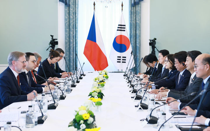 [서울=뉴시스] 홍효식 기자 = 안덕근 산업통상자원부 장관이 7일 체코 프라하 총리실에서 정부 특사단이 참석한 가운데 페트르 피알라(Petr Fiala) 체코 총리와 면담을 갖고, 한-체코 양국 간 산업·에너지·건설·인프라·과학기술 등의 협력방안을 논의하고 있다. (사진=산업통상자원부 제공) 2025.05.07. photo@newsis.com *재판매 및 DB 금지