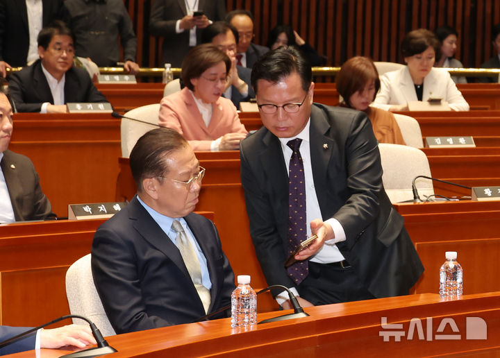 [서울=뉴시스] 고승민 기자 = 국민의힘 권영세 비상대책위원장과 이양수 사무총장이 7일 서울 여의도 국회에서 열린 의원총회에서 휴대폰을 보며 대화하고 있다. 2025.05.07. kkssmm99@newsis.com