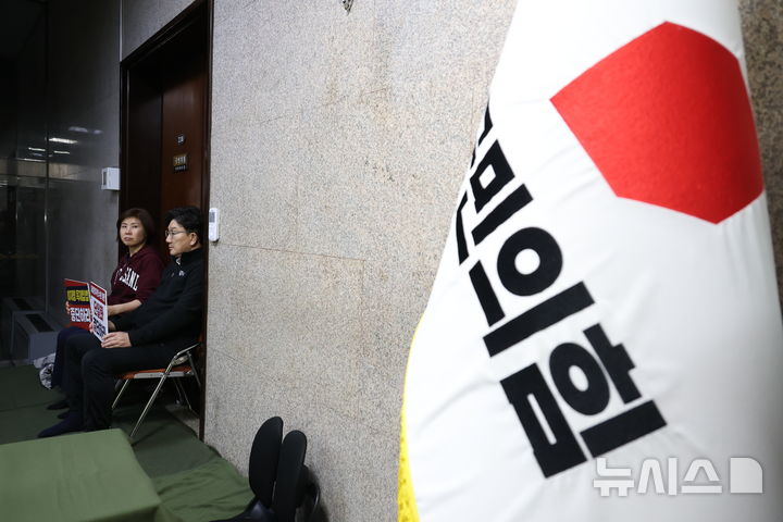 [서울=뉴시스] 고승민 기자 = 권성동 국민의힘 원내대표와 김미애 의원이 8일 새벽 서울 여의도 국회 원내대표실 앞에서 김문수 대선 후보와 한덕수 무소속 대선 후보의 단일화를 촉구하며 단식농성을 하고 있다. 2025.05.08. kkssmm99 @newsis.com 