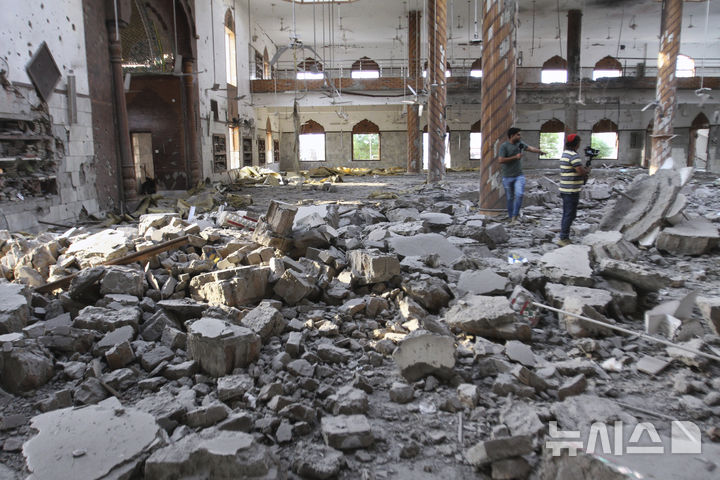 [바하왈푸르=AP/뉴시스] 7일 파키스탄 펀자브주 바하왈푸르 인근의 사원이 인도의 미사일 공격을 받아 파괴돼 있다. 2025.05.08.