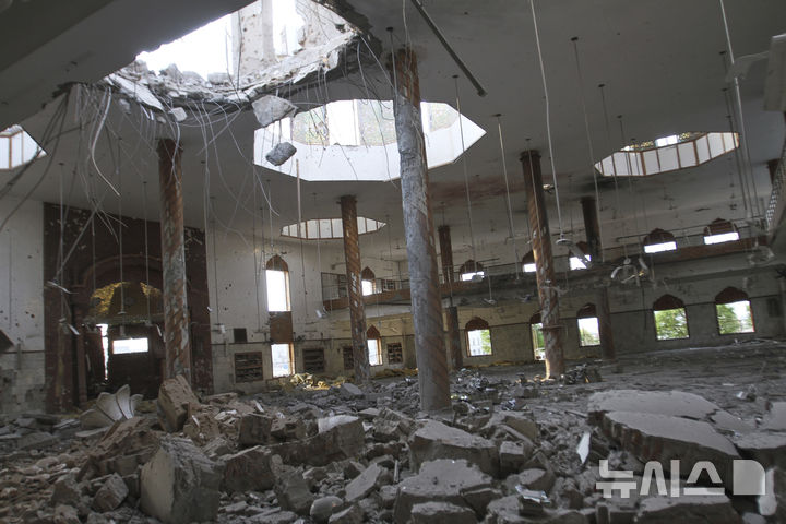 [바하왈푸르=AP/뉴시스]인도의 공격으로 파괴된 파키스탄 펀자브 지방 한 이슬람 모스크 모습. 파키스탄의 추가 보복 여부에 따라 확전 가능성이 점쳐질 것으로 전망된다. 2025.05.08.