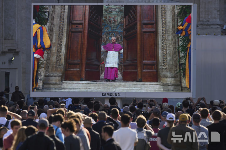 [바티칸=AP/뉴시스] 7일(현지 시간) 바티칸 성베드로 대성당 앞 대형스크린에 제267대 교황을 선출하는 콘클라베를 시작하기 위해 디에고 조반니 라벨리 대주교가 문을 닫는 모습이 생중계 되고 있다. 2025.05.08.<font style="vertical-align: inherit;"><font style="vertical-align: inherit;"></font></font>