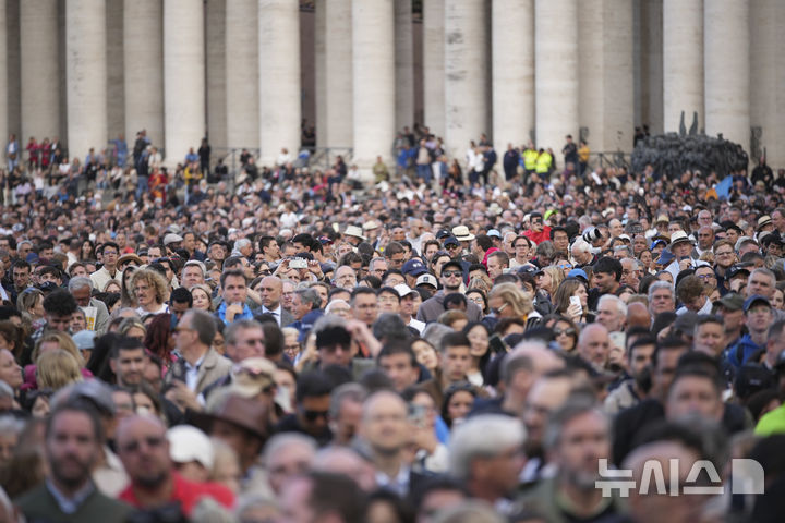 [바티칸=AP/뉴시스] 7일(현지 시간) 바티칸 시스티나 성당에서 제267대 교황을 선출하는 콘클라베가 열린 가운데 시민들이 교황 선출 소식을 기다리고 있다. 2025.05.08.
