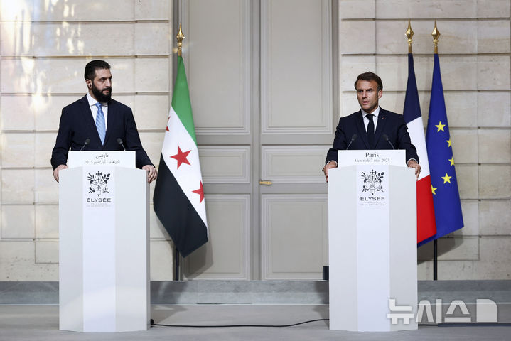[파리=AP/뉴시스] 에마뉘엘 마크롱(오른쪽) 프랑스 대통령과 아메드 알샤라 시리아 과도정부 대통령이 5월 7일 프랑스 파리 엘리제궁에서 회담 후 공동 기자회견하고 있다. 유엔은 시리자 실종자 수십만명 전담기구를 가동해 새 과도정부와 협력하기로 결정했다고 10월 8일 발표했다. 2025.10.09.