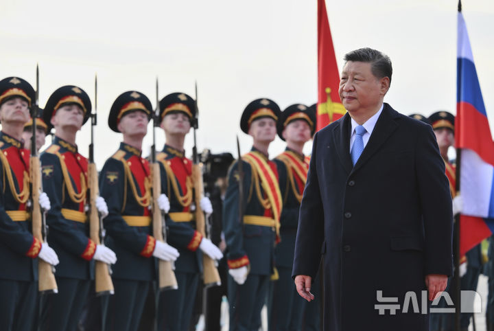 [모스크바=AP/뉴시스] 시진핑 중국 국가주석이 러시아의 2차 세계대전 전승절 80주년 기념식에 참석하기 위해 7일(현지 시간) 러시아 모스크바 브누코보-2 공항에 도착하고 있다. 2025.05.08.