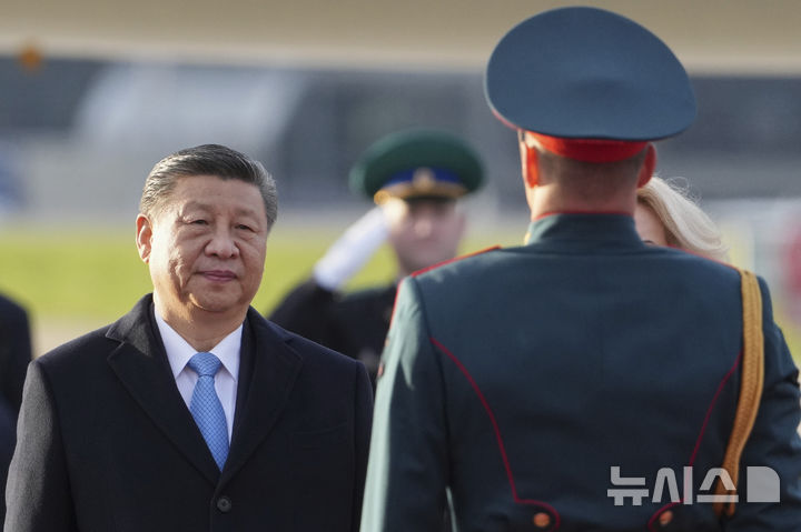 [모스크바=AP/뉴시스] 중국 국무원 신문판공실은 12일 '신시대 중국 국가안전(안보)'이라는 내용의 백서를 발표하고 외부 압력에 맞서 국가안보를 공고히해야 한다는 점을 강조했다. 사진은 지난 7일(현지 시간) 러시아 모스크바 브누코보 공항에서 의장대를 사열하는 시진핑 중국 국가주석. 2025.05.12