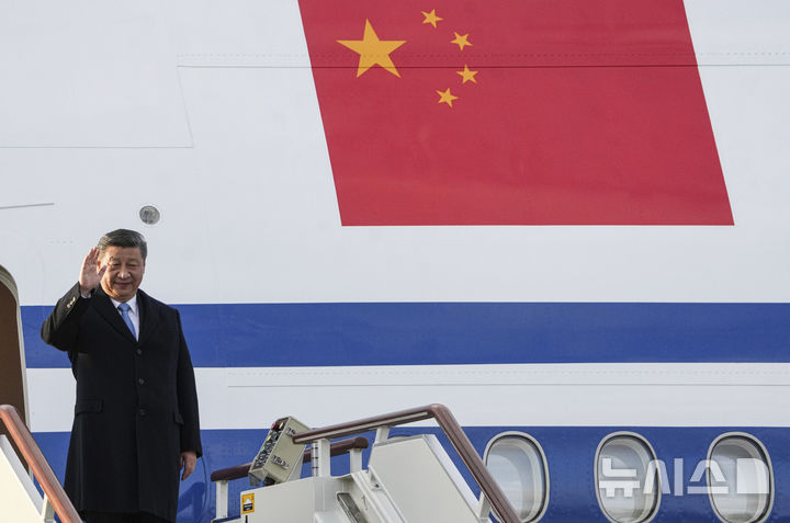 [모스크바=AP/뉴시스] 시진핑 중국 국가주석이 7일(현지 시간) 러시아 모스크바 브누코보-2 공항에 도착하고 있다. 시 주석은 러시아의 2차 세계대전 전승절 80주년 기념식에 참석하기 위해 모스크바를 방문했으며, 블라디미르 푸틴 러시아 대통령과 양자 정상회담도 할 예정이다. 2025.05.08.