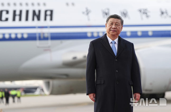 [모스크바=AP/뉴시스] ﻿﻿중동 지역에서 이란과 이스라엘 간 군사 충돌이 이어지는 가운데, 시진핑 중국 국가주석이 각국의 자제를 촉구하고 지역 안정 회복을 위해 건설적인 역할을 하겠다는 입장을 밝혔다.  사진은 시 주석이 지난달 7일(현지 시간) 러시아 모스크바 브누코보 공항에 도착한 모습. 2025.06.17