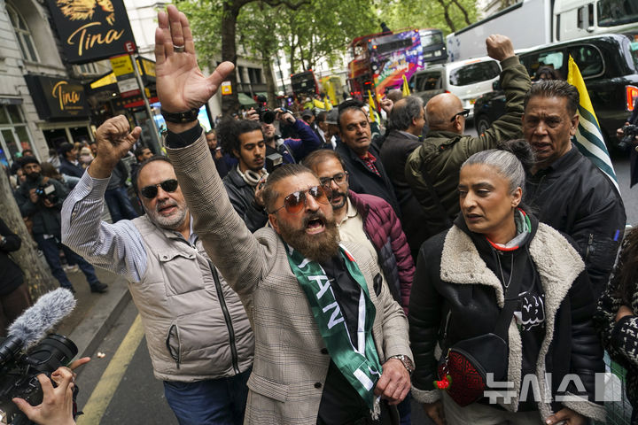 [런던=AP/뉴시스] 7일(현지 시간) 영국 런던에 있는 인도 고등판무관 건물 앞에서 파키스탄 국적으로 보이는 시위대가 인도의 미사일 공격에 항의하고 있다. 2025.05.08.