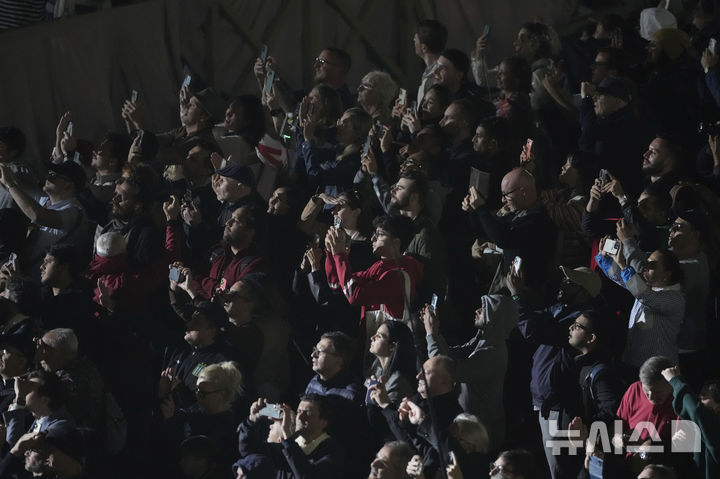 <font style="vertical-align: inherit;"><font style="vertical-align: inherit;">[바티칸=AP/뉴시스] 7일(현지 시간) 바티칸 시스티나 성당에서 제267대 교황 선출 불발을 알리는 검은 연기가 피어오르자 시민들이 연기를 찍고 있다. 2025.05.08.</font></font><font style="vertical-align: inherit;"><font style="vertical-align: inherit;"></font></font><font style="vertical-align: inherit;"><font style="vertical-align: inherit;"></font></font>