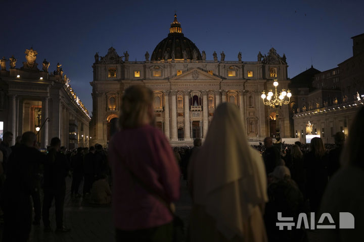 <font style="vertical-align: inherit;"><font style="vertical-align: inherit;">[바티칸=AP/뉴시스] 7일(현지 시간) 바티칸 시스티나 성당에서 제267대 교황을 선출하는 콘클라베가 열린 가운데 시민들이 교황 선출 소식을 기다리고 있다. 2025.05.08.</font></font>