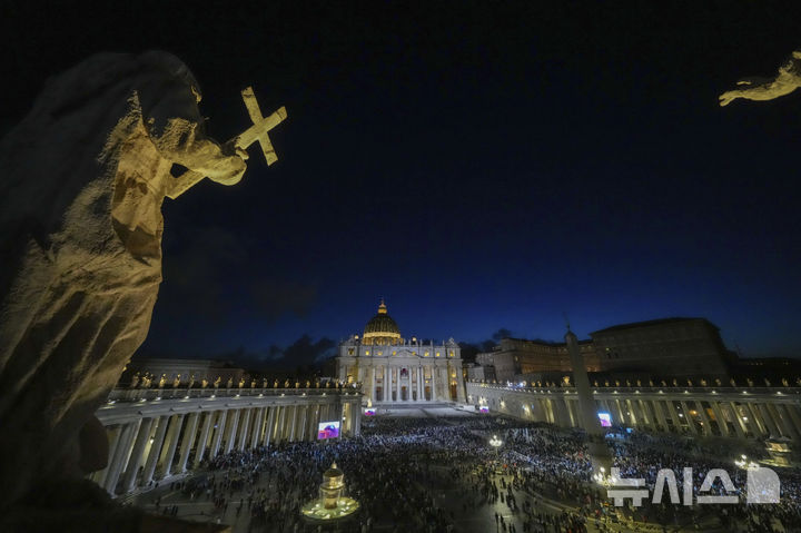 [바티칸=AP/뉴시스] 7일(현지 시간) 바티칸 시스티나 성당에서 제267대 교황 선출 불발을 알리는 검은 연기가 피어오르고 있다. 2025.05.08.