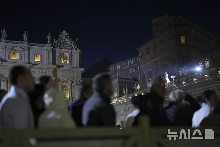 [바티칸=AP/뉴시스] 7일(현지 시간) 바티칸 시스티나 성당에서 제267대 교황 선출 불발을 알리는 검은 연기가 피어오르자 시민들이 연기를 바라보고 있다. 2025.05.08.