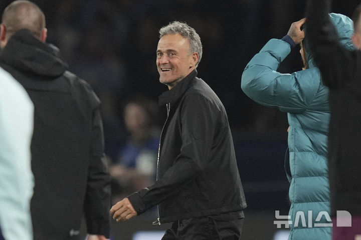 [파리=AP/뉴시스]PSG 엔리케 감독. 2025.05.07.