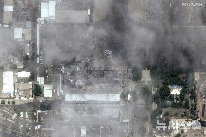 [사나=AP/뉴시스] 맥사 테크놀로지스가 제공한 위성 사진에 올해 5월 7일 예멘 사나 국제공항의 터미널과 관제탑이 이스라엘의 보복 공습으로 파괴돼 있다. 이스라엘군은 5월 4일 후티가 이스라엘 텔아비브의 벤구리온 국제공항을 미사일로 타격한 데 따른 보복으로 이 같은 공습을 가했다. 2025.07.02.