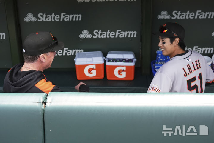 [시카고=AP/뉴시스] 샌프란시스코 자이언츠의 이정후(오른쪽)가 7일(현지 시간) 미 일리노이주 시카고의 리글리 필드에서 열리는 2025 메이저리그 시카고 컵스와의 경기 시작 전 더그아웃에서 밥 멜빈 감독과 얘기를 나누고 있다. 이정후는 5타수 무안타 1삼진으로 침묵했고 팀은 3-1로 승리했다. 2025.05.08.