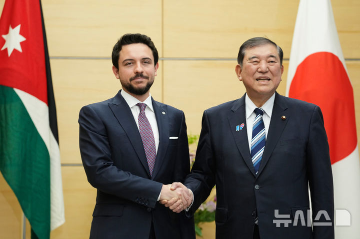 [도쿄=AP/뉴시스] 이시바 시게루(오른쪽) 일본 총리와 알 후세인 빈 압둘라 2세 요르단 왕세자가 지난달 8일 일본 도쿄 총리 관저에서 회담 전 악수하고 있다. 2025.06.09.