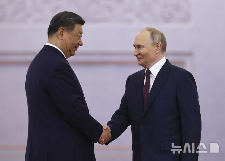 [모스크바=AP/뉴시스] 블라디미르 푸틴 러시아 대통령(오른쪽)이 9월 초 중국을 방문할 예정이라고 러시아 측이 27일(현지 시간) 밝혔다. 지난 8일 시진핑 중국 국가주석과 푸틴 대통령이 모스크바 크렘린궁에서 정상회담에 앞서 악수하고 있다. 2025.05.28