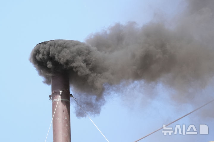 [AP/뉴시스] 8일 콘클라베 이틀째 회동이 시작된 지 2시간 지난 오전 11시 50분께 시스티나 성당 연통에서 검은 연기가 솟아올라 오전의 2차례 투표 모두 선출에 실패한 것을 알리고 있다