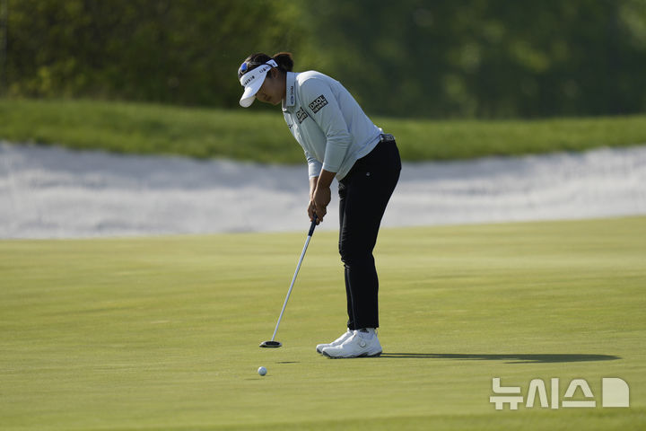 [저지시티=AP/뉴시스] 유해란이 8일(현지 시간) 미 뉴저지주 저지시티 리버티 내셔널GC에서 열린 미국여자프로골프(LPGA) 투어 미즈호 아메리카 오픈 첫날 2번 홀 그린에서 버디 퍼팅을 하고 있다. 유해란은 5언더파 67타 공동 4위에 이름을 올렸다. 2025.05.09.