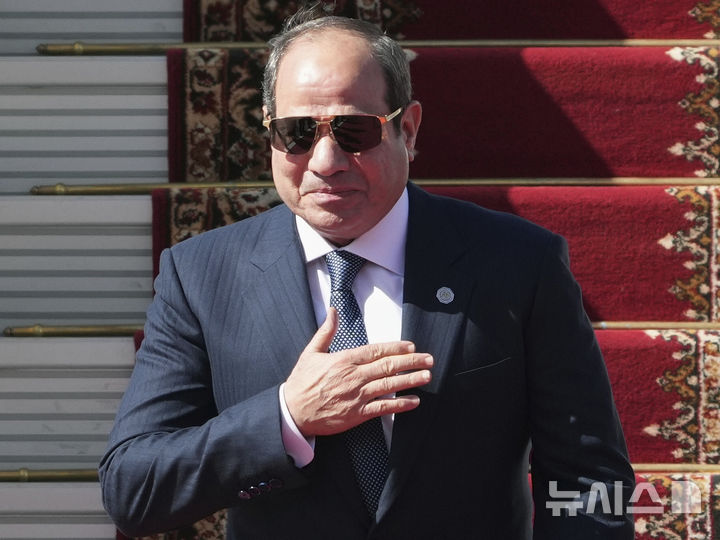 [AP/뉴시스]  이집트의 압델 파타 엘시시대통령이 7월 30일 이탈리아 국방장관의 방문을 받고 이집트 국방장관과 함께 두 나라의 군사협력과 가자 사태에 대해 회담을 했다.  사진은 엘시시 대통령이 지난 5월 8일 러시아의 2차대전 전승기념일을 앞두고 모스크바를 방문했을 때의 모습. 2025.07.31. 