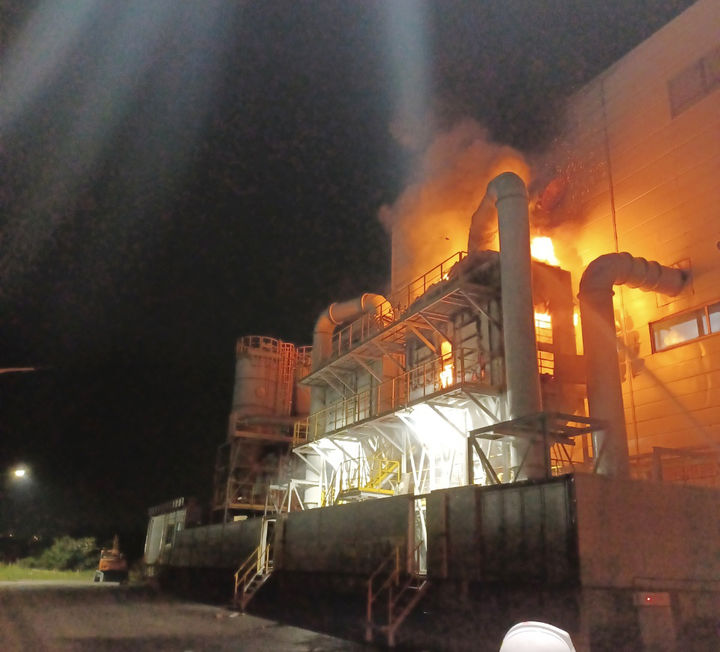 [여수=뉴시스] 지난 7일 오후 10시39분께 여수시 율촌면 율촌산단 내 한 공장에서 불이 나 소방 당국에 의해 1시간22분 만에 꺼졌다. (사진 = 여수소방서 제공) 2025.05.08. photo@newsis.com *재판매 및 DB 금지