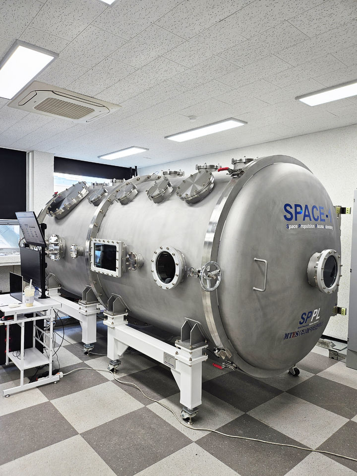 [부산=뉴시스] 부산대 우주환경 진공시험시설. (사진=부산대 제공) 2025.05.08. photo@newsis.com&nbsp; *재판매 및 DB 금지