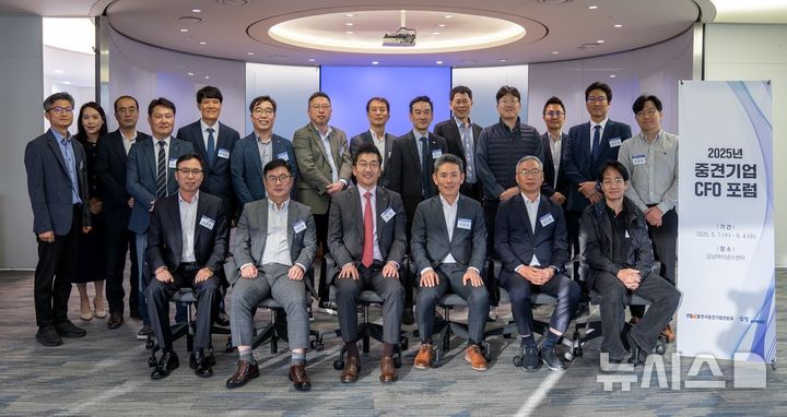 [서울=뉴시스] 앞줄 왼쪽부터 박상민 와이씨 전무, 이도만 한국카본 이사, 김민 한국중견기업연합회(중견련) 전무, 이원석 세방전지 전무, 김선종 케이피에프 부문장, 김태훈 율촌화학 CFO. (사진= 한국중견기업연합회 제공)