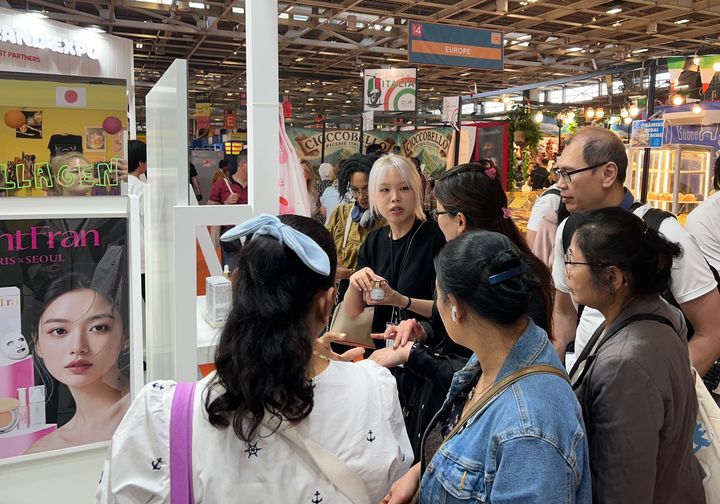 [서울=뉴시스] 롯데가 이틀간 프랑스 파리에서 '롯데-대한민국 브랜드 엑스포(브랜드 엑스포)'를 개최한다고 8일 밝혔다. (사진=롯데지주 제공) *재판매 및 DB 금지