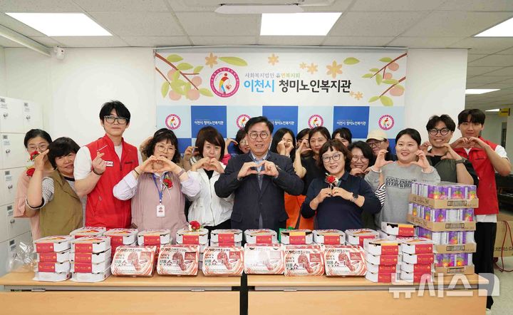 BBQ, 어버이날 맞아 홀몸 어르신에 치킨·카네이션 전달