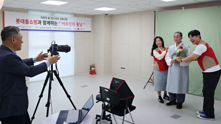 [서울=뉴시스] 롯데홈쇼핑이 서울 영등포구 영중종합사회복지관에서 50명의 고령자를 초청해 장수사진 촬영과 카네이션을 증정하는 '어르신의 봄날' 행사를 진행했다고 8일 밝혔다. (사진=롯데홈쇼핑 제공) *재판매 및 DB 금지