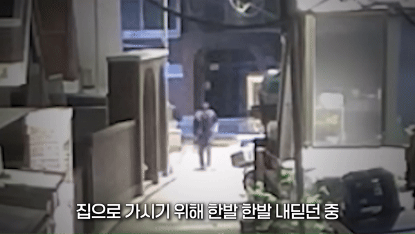 [서울=뉴시스] 파킨슨병을 앓는 노인이 길거리에서 갑자기 걸음을 멈춘 가운데 경찰관들이 이 노인을 직접 업고 귀가시켰다.(영상=대한민국 경찰청 유튜브 갈무리) *재판매 및 DB 금지 *재판매 및 DB 금지