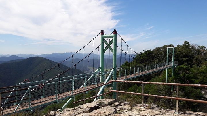 [창원=뉴시스] 강경국 기자 = 경남 창원시 마산합포구 진전면 일암리 적석산 출렁다리. (사진=창원시청 제공). 2025.05.08. photo@newsis.com *재판매 및 DB 금지