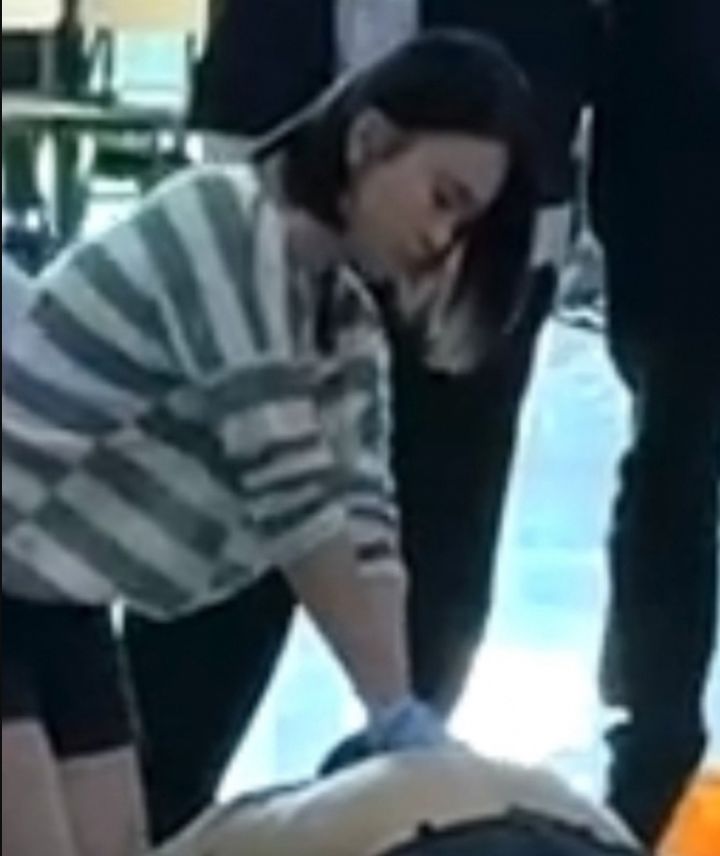 [서울=뉴시스] 말레이시아 쿠칭 국제공항서 쓰러진 50대 남성에게 심폐소생술을 실시해 목숨을 구한 여성의 일화가 의료진의 SNS를 통해 알려졌다. (사진=탕시에힝 박사 페이스북 캡처) 2025.05.08. *재판매 및 DB 금지