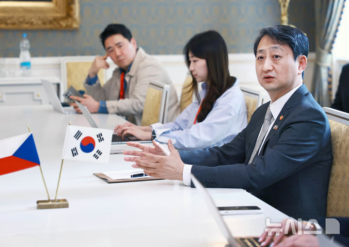 [세종=뉴시스]안덕근 산업통상자원부 장관이 지난 7일(현지시간) 체코 프라하에서 산업부 공동취재단과 간담회를 갖고 기자들의 질문에 답하고 있다.(사진=산업부 제공)