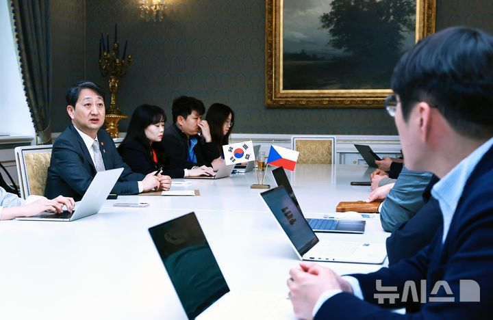 [세종=뉴시스]안덕근 산업통상자원부 장관이 지난 7일(현지시간) 체코 프라하에서 산업부 공동취재단과 간담회를 갖고 기자들의 질문에 답하고 있다.(사진=산업부 제공)
