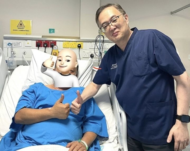 [서울=뉴시스] 탕 시에힝 박사가 공항서 이송된 환자 A씨를 수술하고 함께 기념 사진을 찍고 있다. (사진= 탕시에힝 박사 페이스북 캡처) 2025.05.08. *재판매 및 DB 금지