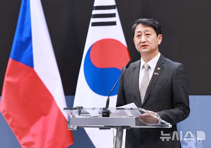 [세종=뉴시스]안덕근 산업통상자원부 장관은 7일 (현지시간) 체코 프라하 총리실에서 페트르 피알라(Petr Fiala) 체코 총리를 비롯한 한-체코 정부 대표단과 이철규위원장 등 국회 대표단이 참석한 가운데 열린 '한-체코 원전산업 협력 약정(Arrangement) 체결식'을 가졌다.(사진=산업부 제공)