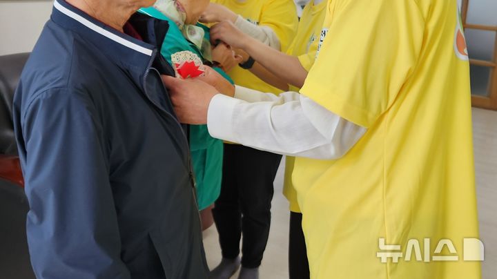 사진설명= 계양구 경로당에서 신천지자원봉사단 계양지부가 가정의 달 행사를 진행하고 있다.(사진= 신천지자원봉사단 계양지부 제공) 2025.05.08