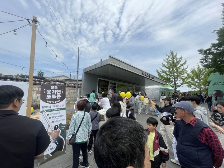 [울산=뉴시스] 울산 울주군은 ‘2025 울산옹기축제’ 홍보를 위해 제작한 ‘울주 옹기맨’ 영상이 축제가 끝난 뒤에도 화제가 되면서 인기 고공행진을 이어가고 있다고 8일 밝혔다. (사진= 울주군 제공) 2025.05.08.photo@newsis.com *재판매 및 DB 금지