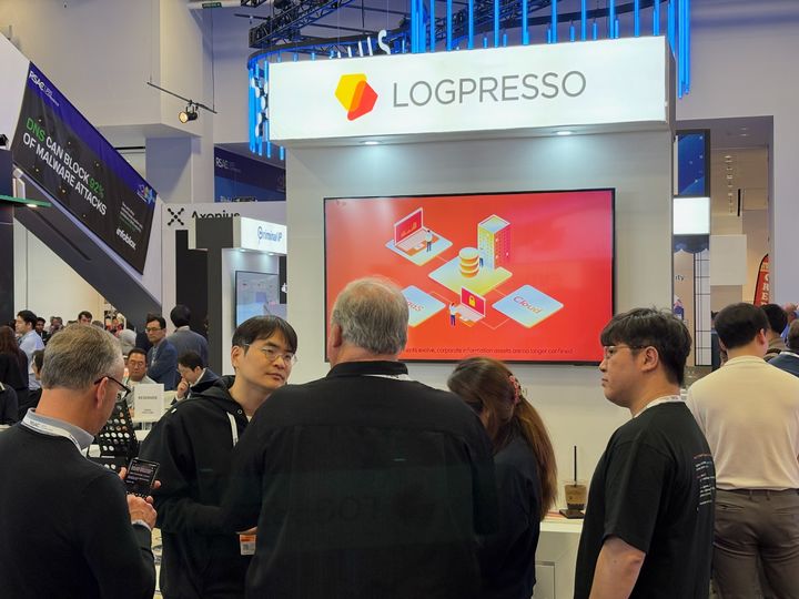미국 샌프란시스코에서 개최된 ‘RSA 컨퍼런스 2025’ 로그프레소 부스에서 관람객들이 ‘로그프레소 클라우드’에 대한 설명을 듣고 있다.(사진=로그프레소 제공) *재판매 및 DB 금지