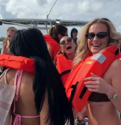 [서울=뉴시스] 미국 플로리다주 마이애미에서 요트가 침몰했지만 해맑게 웃고 있다.(사진=인스타그램 갈무리) 2025.05.08 *재판매 및 DB 금지