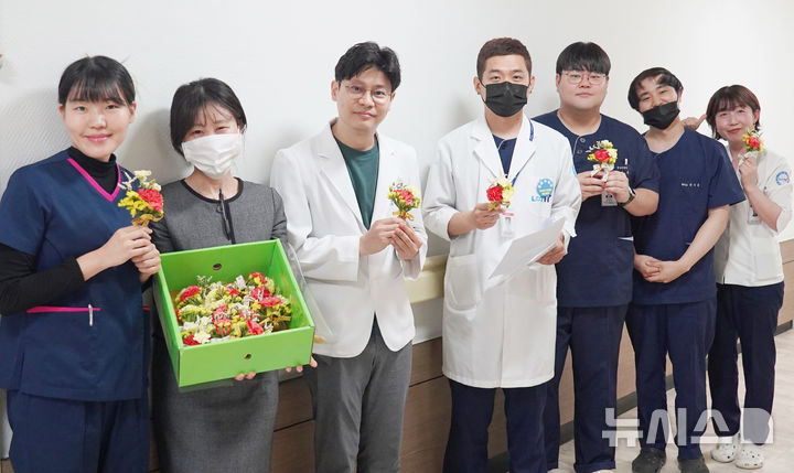 [수원=뉴시스] 어버인날인 8일 수원 이춘택병원 파도회 회원들이 병원에 입원 중인 고객 분들에게 카네이션을 전달하는 행사를 진행했다. (사진=이춘택병원 제공) 2025.05.08. photo@newsis.com