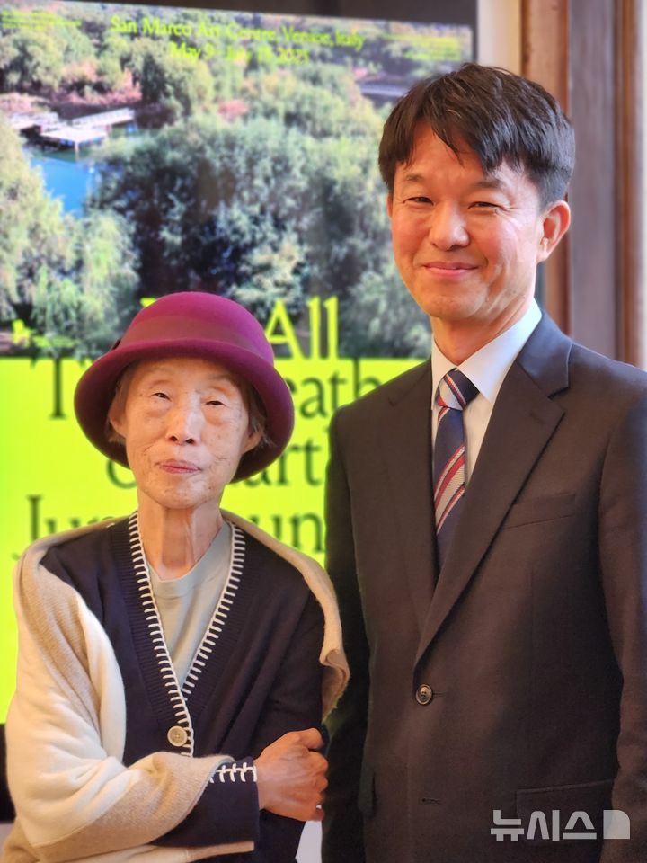 [서울=뉴시스]문화체육관광부 용호성 제1차관이 7일(현지시각) 이탈리아에서 열린 ‘이 땅에 숨 쉬는 모든 것을 위하여: 정영선과 협업자들’ 전시 개막식에 참석해 정영선 작가와 인사를 나누고 있다. (사진=문체부 제공)