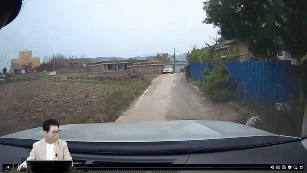 [서울=뉴시스] 도로 한가운데서 양생 중인 콘크리트에 차가 빠지는 사고가 발생했다.(영상=유튜브 한문철 TV 갈무리) *재판매 및 DB 금지 *재판매 및 DB 금지