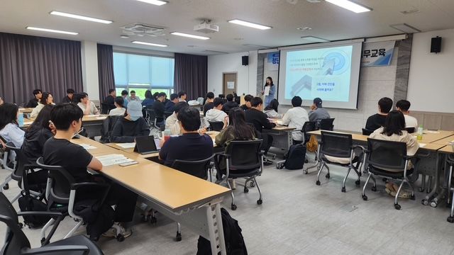 [창원=뉴시스] 강경국 기자 = 7일 경남 창원산업진흥원에서 신산업 연계 청년일자리 창출 사업 참여 청년 직무교육이 진행되고 있다. (사진=창원시청 제공). 2025.05.08. photo@newsis.com *재판매 및 DB 금지