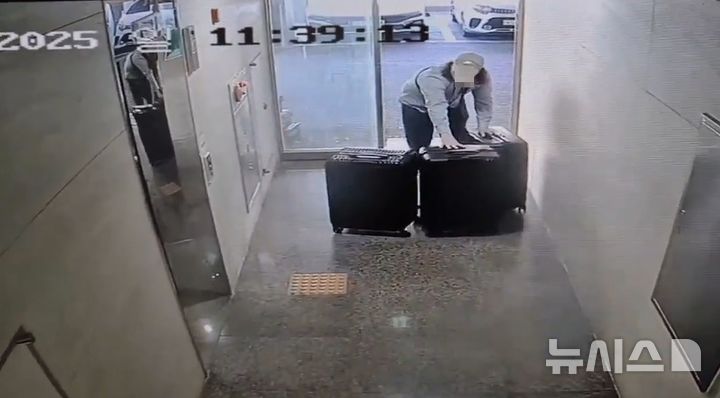 [서울=뉴시스]서울 광진경찰서는 케타민, 엑스터시 등 마약류 수십 kg을 국제택배에 숨겨 국내에 들여온 뒤 유통시키려던 해외 마약조직을 적발, 외국인 조직원 2명을 구속하고 케타민 약 52kg, 엑스터시 약 7만여정을 압수했다고 8일 밝혔다. 사진은 피의자가 마약을 옮기고 있는 폐쇄회로(CC)TV 영상 캡쳐.(사진=광진경찰서 제공)