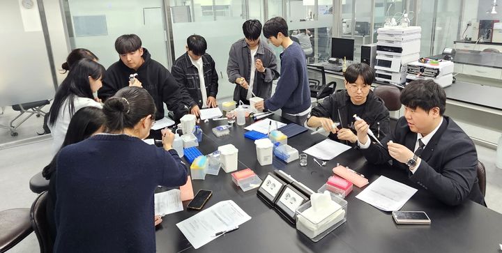 [대전=뉴시스] 배재대 대학일자리플러스본부 HPLC 분석기기 실무교육 모습. (사진=배재대 제공) *재판매 및 DB 금지